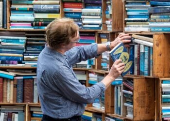 Intelektuali e vë pushtetin në siklet, e ngacmon opozitën të ndërhyjë