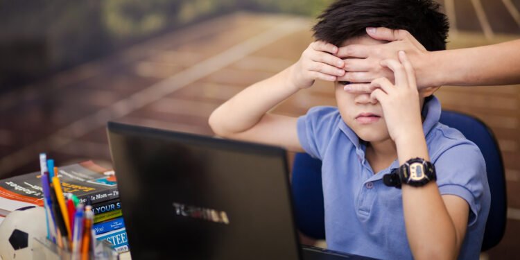 Çfarë po shohin fëmijët tanë në internet?