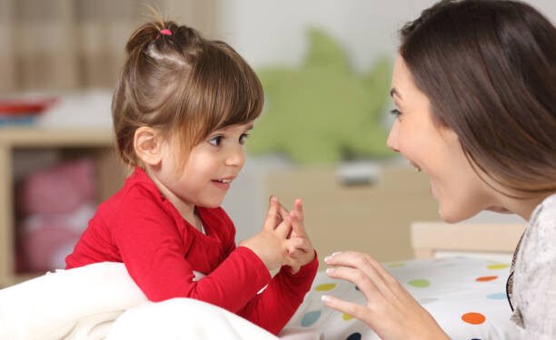 Vështirësia në komunikimin ballë për ballë: si ndikojnë ekranet në aftësitë tona sociale